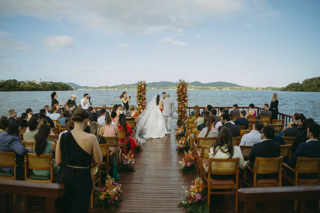 Cerimônia de casamento à beira da lagoa